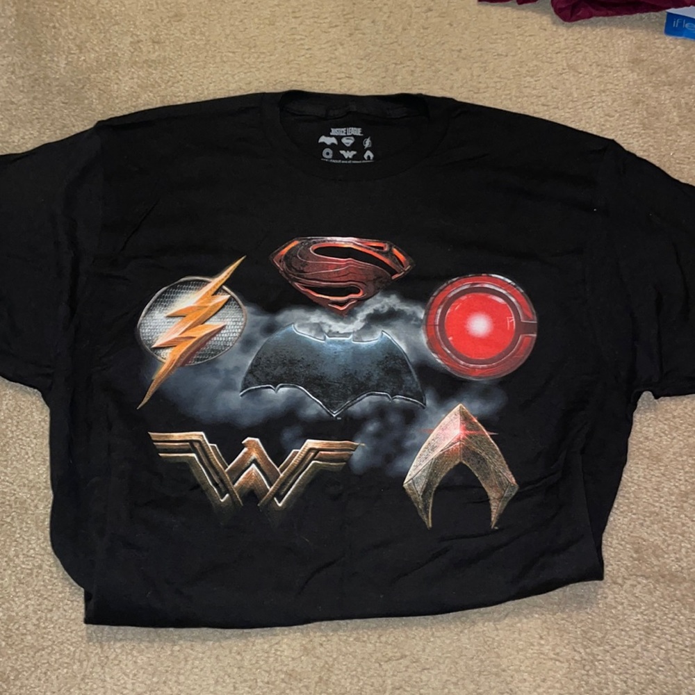 Justice League Men’s Size Large short sleeve shirt